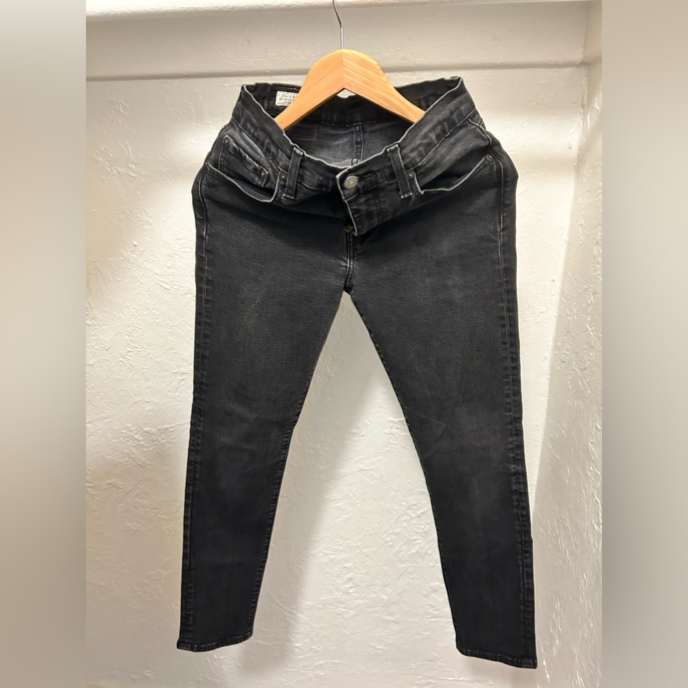 Levi’s black stretch denim 512 skinny jeans. 30 x 32, low rise, tight fit.